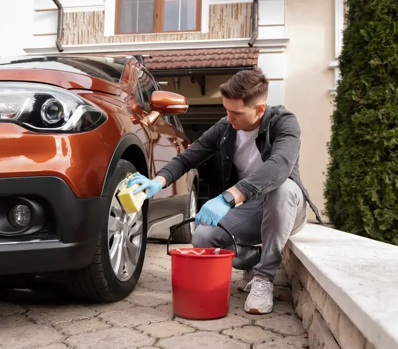 Lavage auto à domicile Rémuzat : professionnel intervenant sur un véhicule